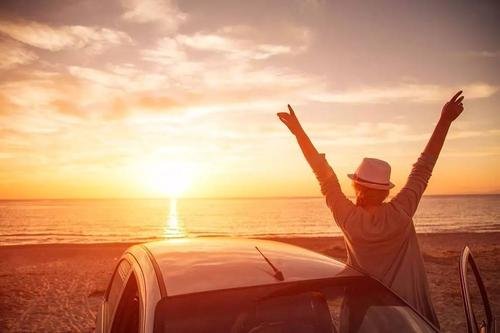 有一首歌歌词：我要带你到处去飞翔，走遍世界各地去观赏，没有烦恼没有忧伤 ……请问是歌名是