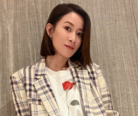 生日当天连发百条动态，47岁佘诗曼是如何花式宠粉的？