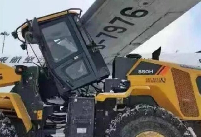 烟台机场一飞机与除冰车相撞，事故原因是什么？