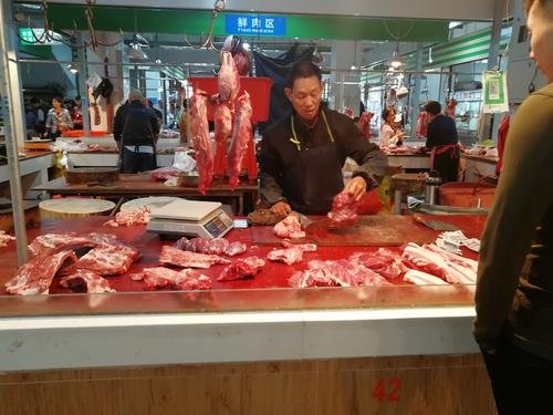 四川一男子菜场蒙眼剔猪骨惊艳众人，这是如何练就的？