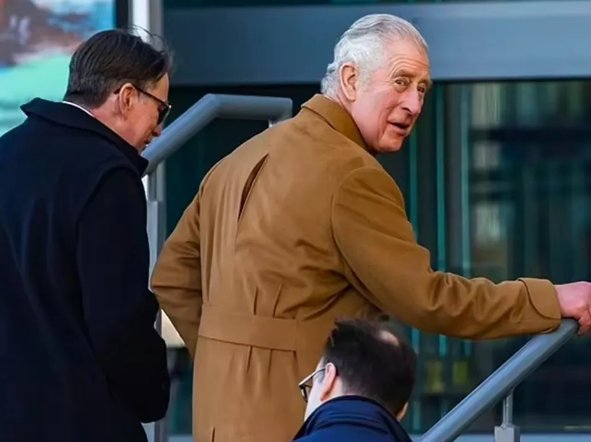 英国国王查尔斯三世再遭鸡蛋袭击！袭击者是什么目的？
