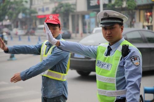 辅警踹倒骑车冲卡男子，当地交警大队是如何通报的？