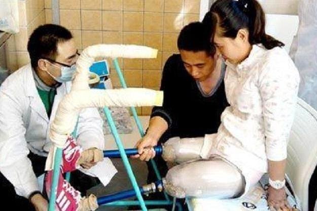 “最美教师”张丽莉救学生双腿截肢，主动和丈夫提离婚，后来怎样？