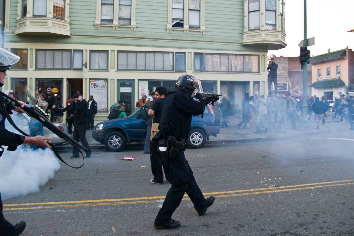 美国银行抢匪“劫色不劫财”,这离奇的一幕究竟是怎么回事?