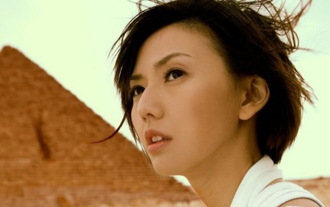 有一首歌中的歌词是听见冬天离开是什么歌?