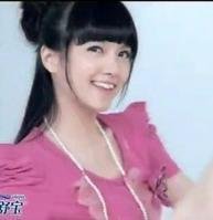 护舒宝最新广告那个穿粉红色衣服和裙子的那个女孩是谁啊