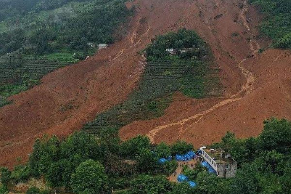 路人拍下甘孜山体滑坡瞬间,山体滑坡是因何发生的?