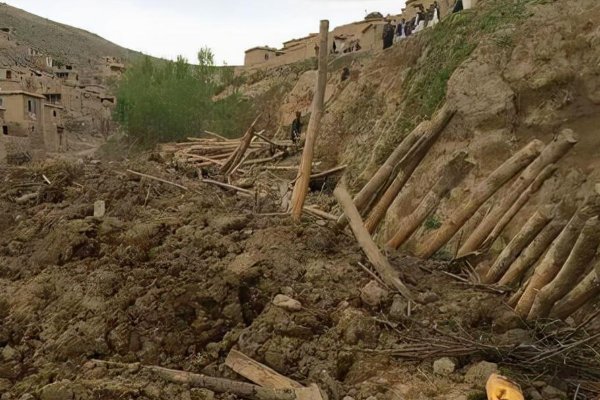 路人拍下甘孜山体滑坡瞬间，山体滑坡是因何发生的？