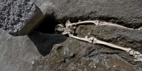 考古学家发现2000年前死与火山喷发的男人，专家对此有何推测？