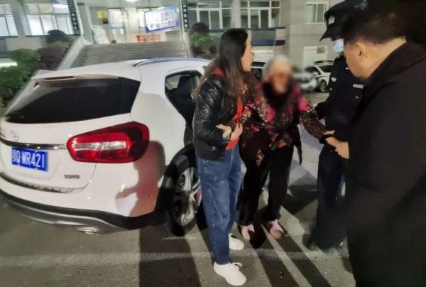 湖北恩施90后夫妻凌晨捡到86岁走失老人，这对夫妻之后是怎么做的？