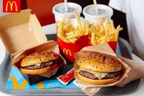 麦当劳汉堡吃出大量活虫，麦当劳对此作何回应？