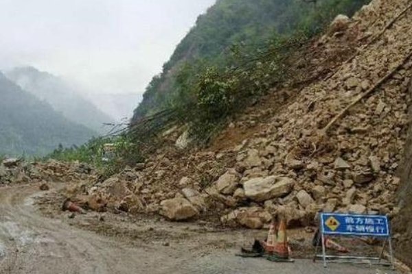 路人拍下甘孜山体滑坡瞬间，山体滑坡是因何发生的？