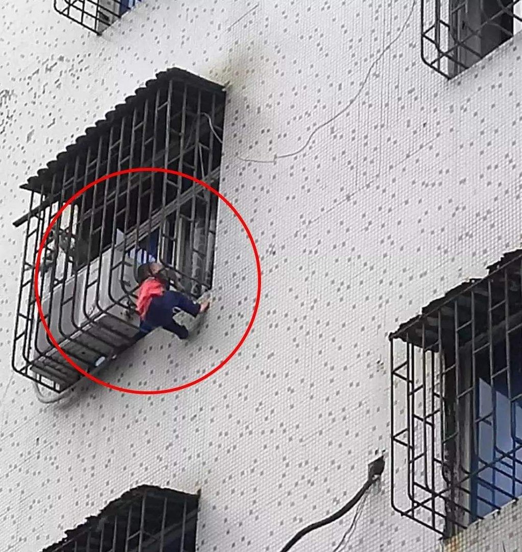 山东男子下楼太快冲出6楼窗外，全身悬挂在半空中，最终是如何脱困的？