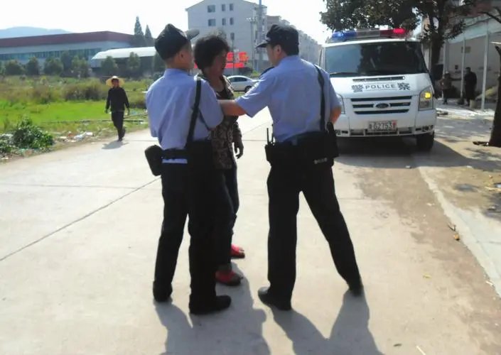 警方通报村支书父子殴打村民事件,涉事人员需承担哪些责任?