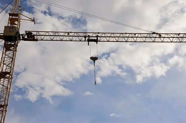 临沂塔吊司机将吊钩伸到马路上取外卖，他的行为有多危险？