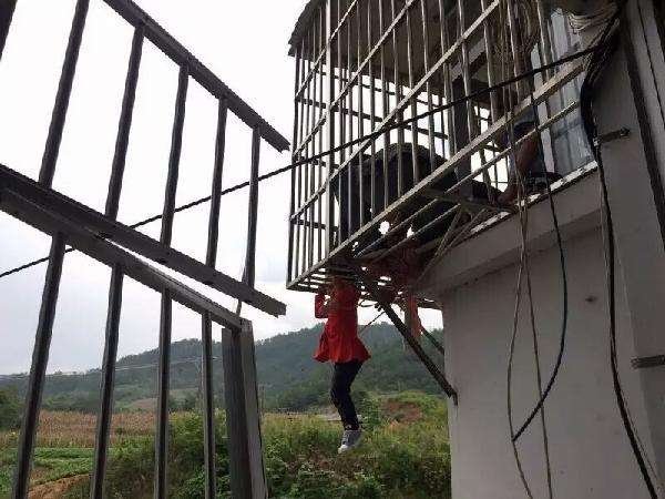 山东男子下楼太快冲出6楼窗外，全身悬挂在半空中，最终是如何脱困的？