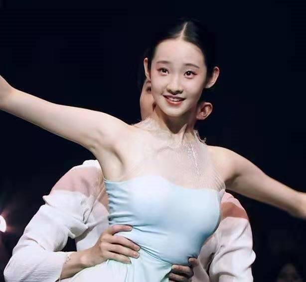 张艺凡为什么被大家称作皇族?她的家庭背景怎么样?