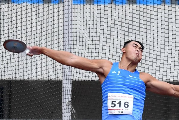 正式比赛中铁饼的重量男子为多少?