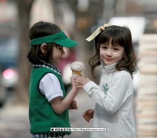 图中这个小女孩叫什么名字?是哪里人？（看到很多关于她的图片 觉得真的很可爱 拜托大家了）