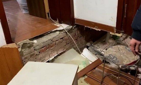 男子家中聚餐遭遇地面坍塌，这是怎么一回事？
