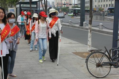盲人入住酒店无人陪护遭拒，酒店的行为合理吗？
