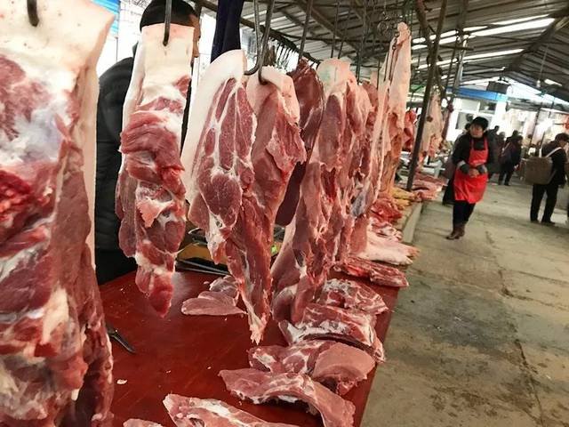 四川一男子菜场蒙眼剔猪骨惊艳众人，这是如何练就的？