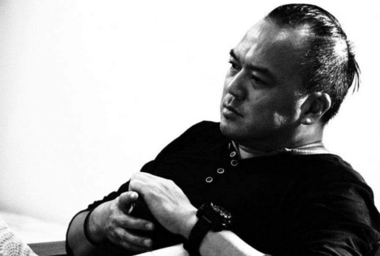 52岁的导演明金成突然离世，遗孀还在坐月子，他去世的原因是什么