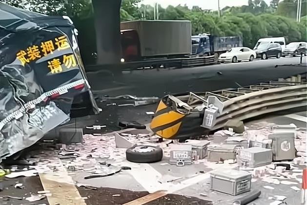 江苏运钞车事故，造成2死4伤，事故发生时的具体情况是怎样的？