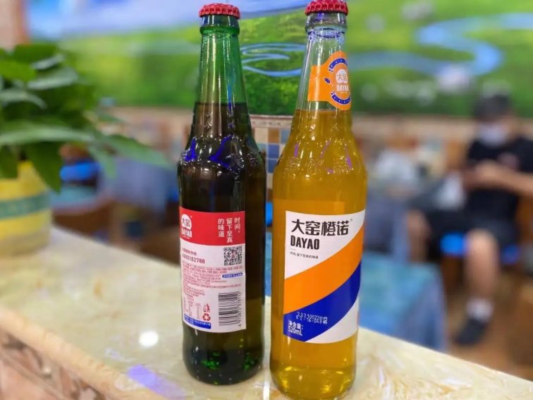 河北一男子在未开封大窑汽水中发现塑料,塑料包是如何进入到里面的?