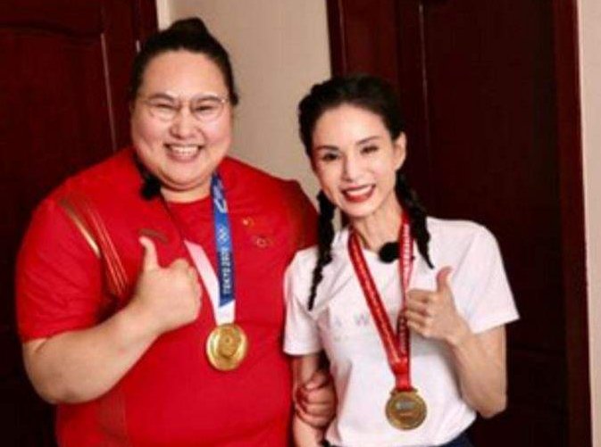 王祖蓝与李雯雯拔河被一把拖到跟前，现场是怎样的呢？