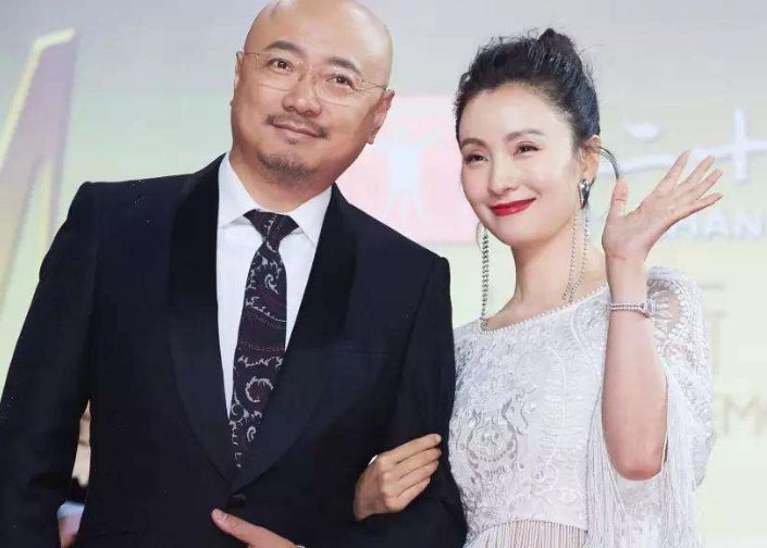 48岁徐峥深夜不回家！约长腿美女在会所嗨玩，是否和老婆已貌合神离？