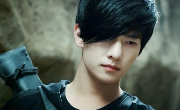 《盗墓笔记》电视剧和《老九门》电视剧中，张起灵和张启山这两个人分别都是什么关系呢？