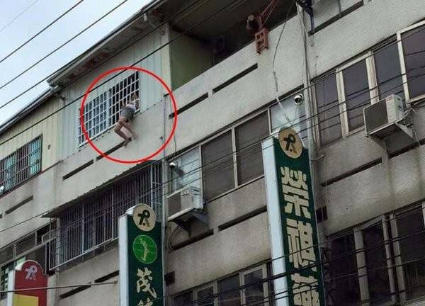山东男子下楼太快冲出6楼窗外，全身悬挂在半空中，最终是如何脱困的？