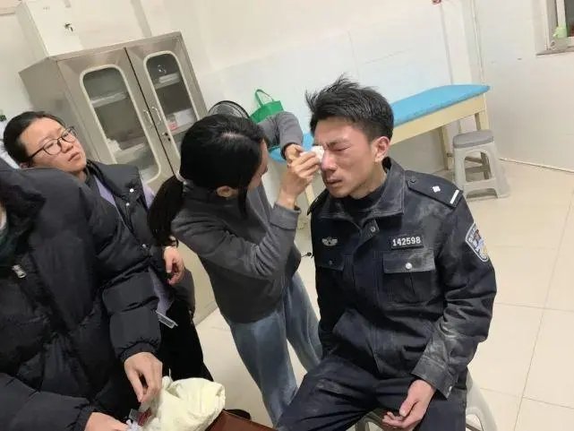 浙江95后民警一夜白头,帅警官秒变小老头,背后是原因是什么?