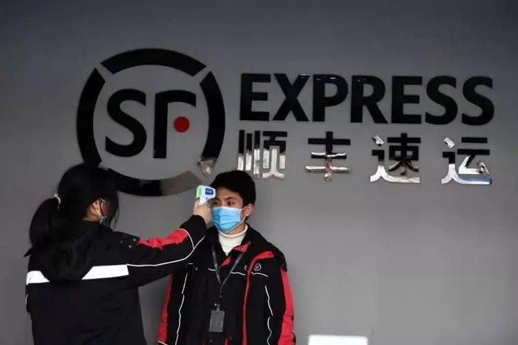 中转场多人确诊后顺丰小哥遭嫌弃，本轮疫情的发生有多措手不及？