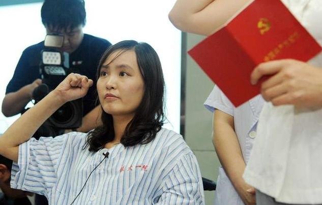“最美教师”张丽莉救学生双腿截肢，主动和丈夫提离婚，后来怎样？