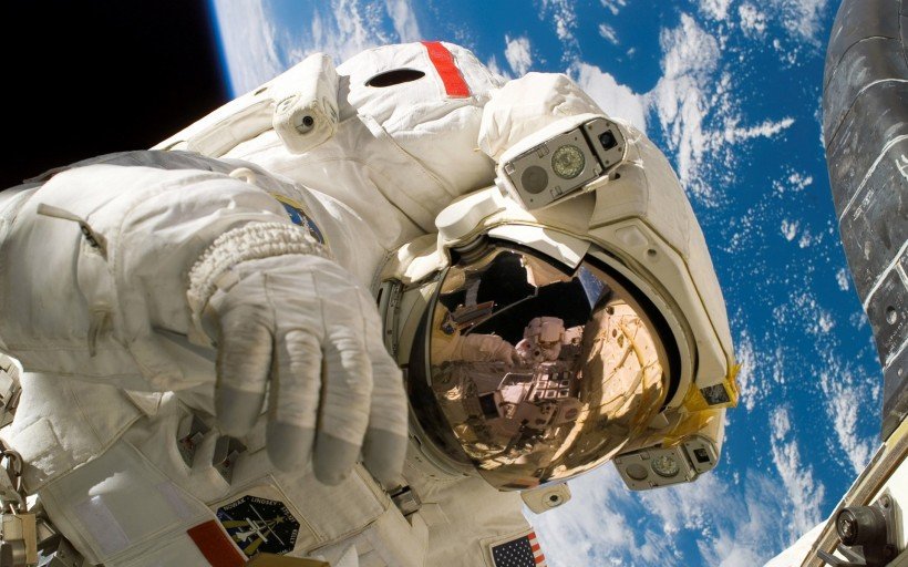 翟志刚带笔墨纸砚上太空，可以看出他对书法的喜爱吗？