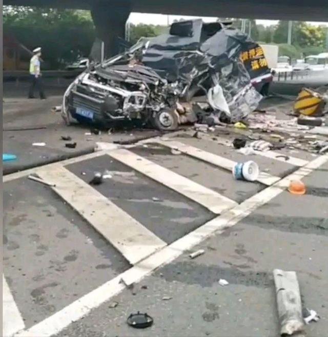 江苏运钞车事故，造成2死4伤，事故发生时的具体情况是怎样的？