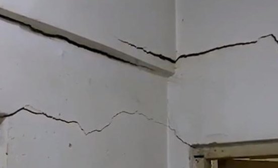 男子家中聚餐遭遇地面坍塌，这是怎么一回事？