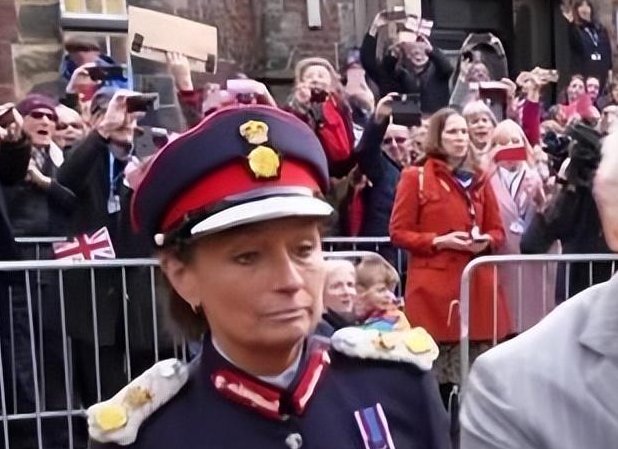 英国国王查尔斯三世再遭鸡蛋袭击！袭击者是什么目的？