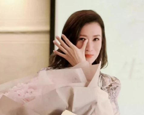 生日当天连发百条动态，47岁佘诗曼是如何花式宠粉的？