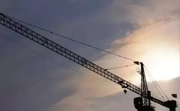 临沂塔吊司机将吊钩伸到马路上取外卖，他的行为有多危险？