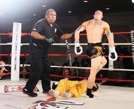 一龙是不是在美国被警察KO？