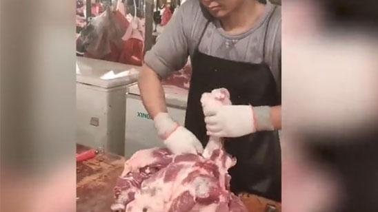 四川一男子菜场蒙眼剔猪骨惊艳众人，这是如何练就的？