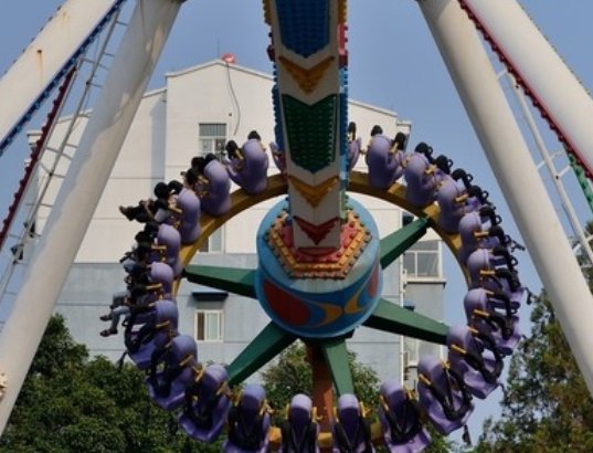 对于北京欢乐谷设施故障导致儿童倒挂空中一事,欢乐谷是如何回应的?