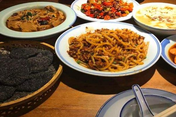 长春一农家乐用“剩汤”当新菜给顾客,商家这种行为是否合法?