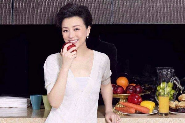 杨澜在浪姐里说,世界对男性和女性的评判标准不一样,女人味该由谁来定义?