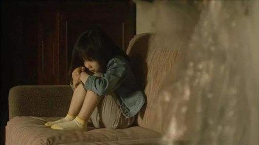 上海八旬父亲长期家暴并霸占精神病女儿房子，其父是否构成了犯罪行为？