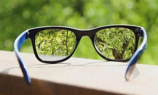 女子高度近视3000度被迫摘除眼球，高度近视的危害有多大？