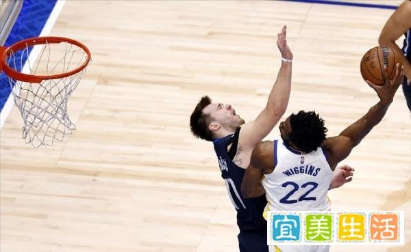 独行侠三分射手隐身！维金斯隔扣东契奇，勇士3-0拿到赛点